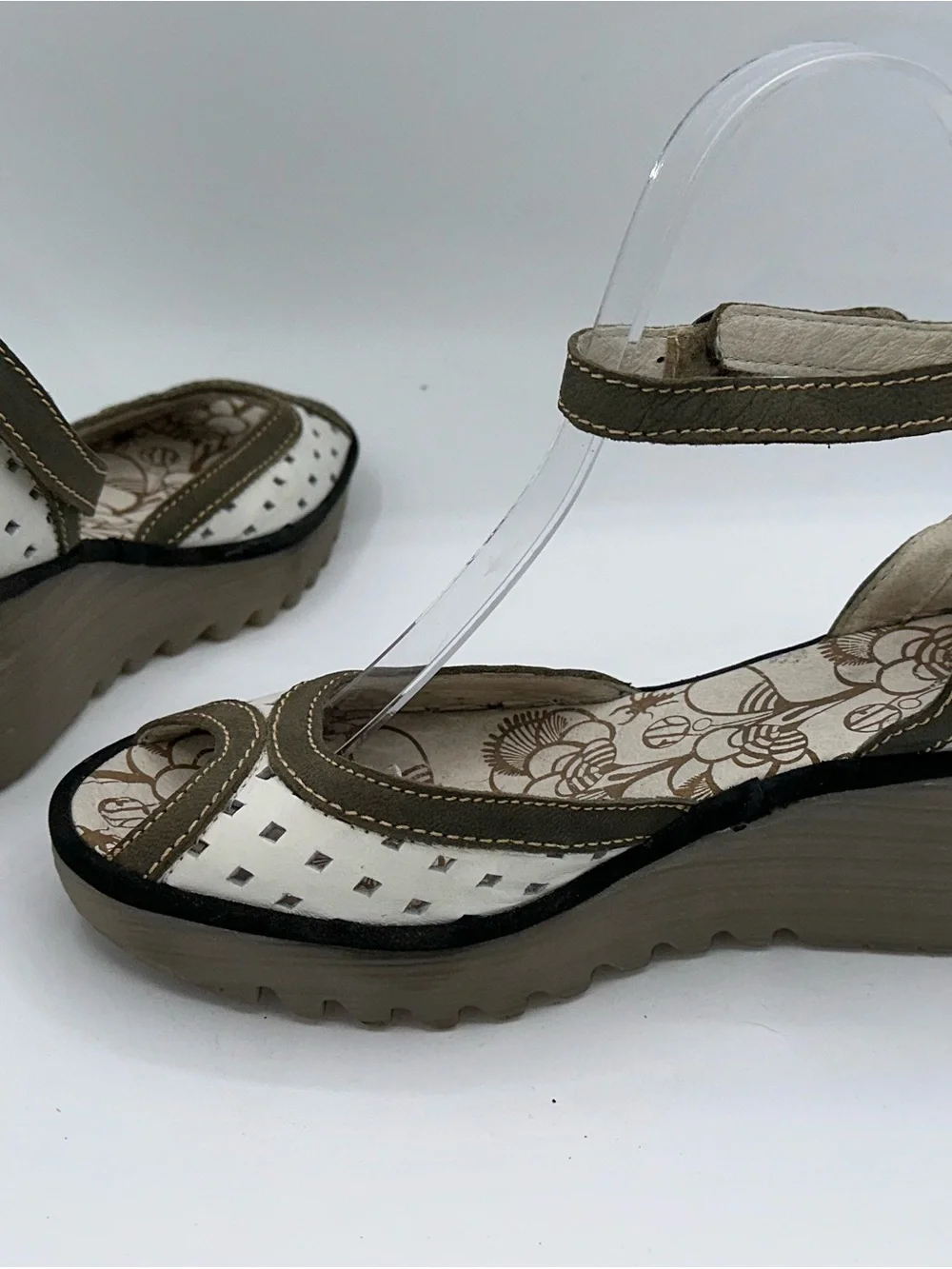 Fly London Ydel Sandals Shoes Size 9-9.5 US 40 EU Beige White Leather Strap AA27